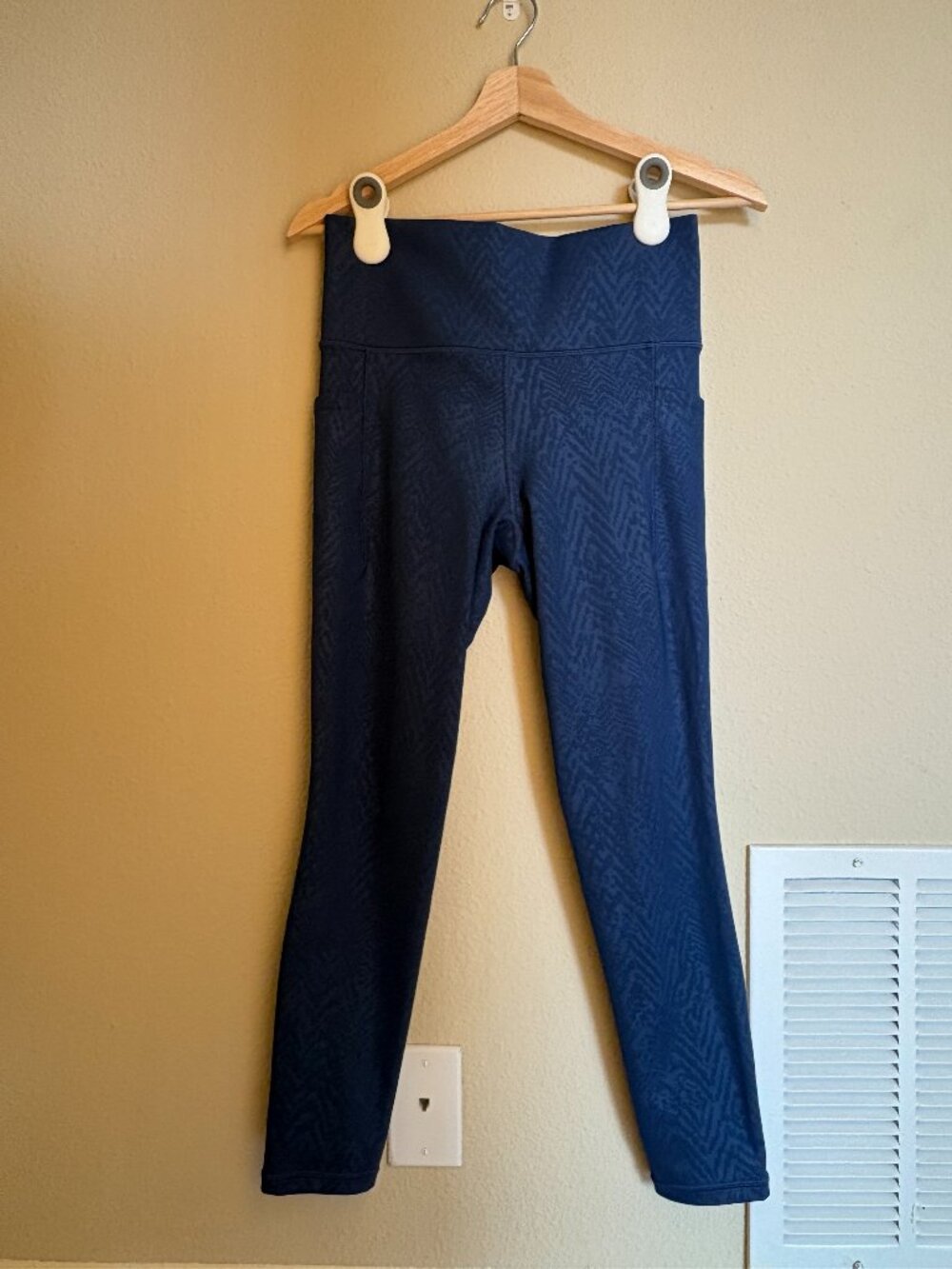 Athleta Salutation Stash Pocket II 7/8 Tight